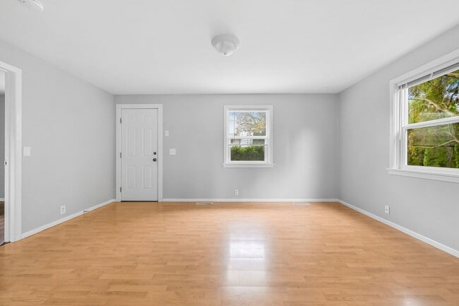 Building Photo - 2 Bedroom, 1 Bathroom Available!
