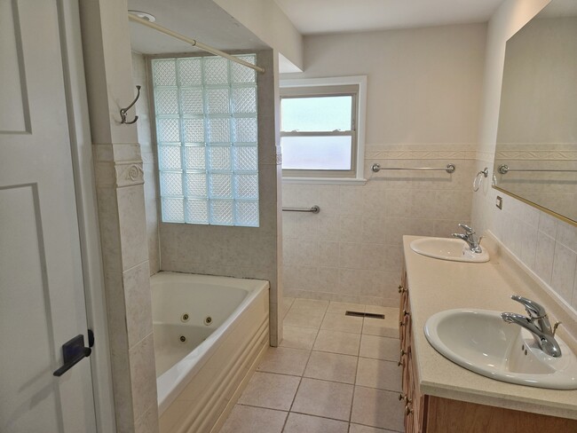 Building Photo - 15251 Colina Ave