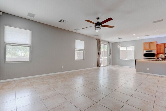 Building Photo - 2589 Chateau Clermont St