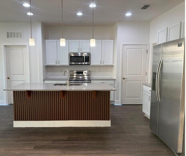 Building Photo - 880 Colville Dr