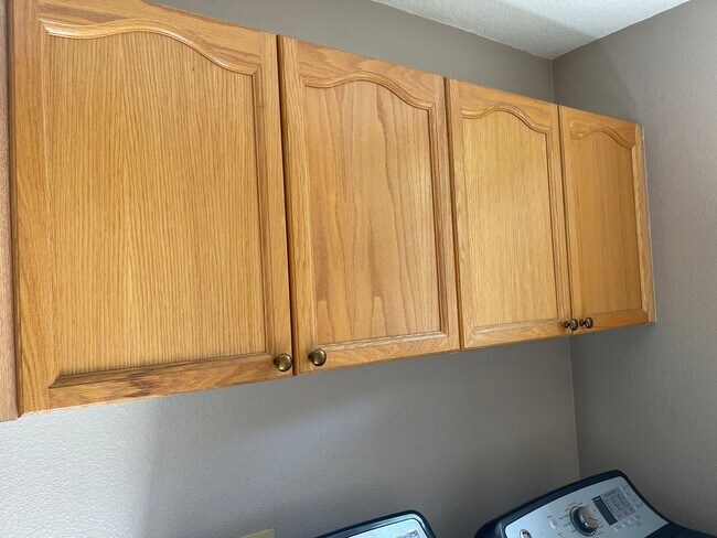 Building Photo - Spacious 4 Bedroom Townhouse Style Condo i...