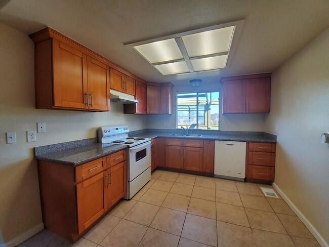 Building Photo - Nice 3 bedroom 2 bathroom Home
