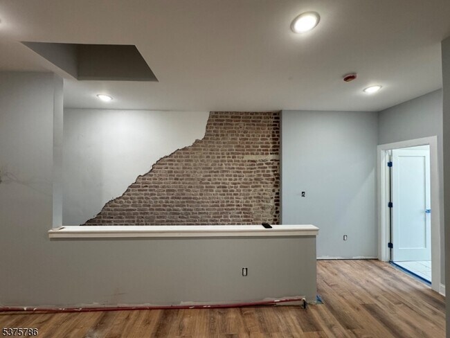 Building Photo - 372 Main St