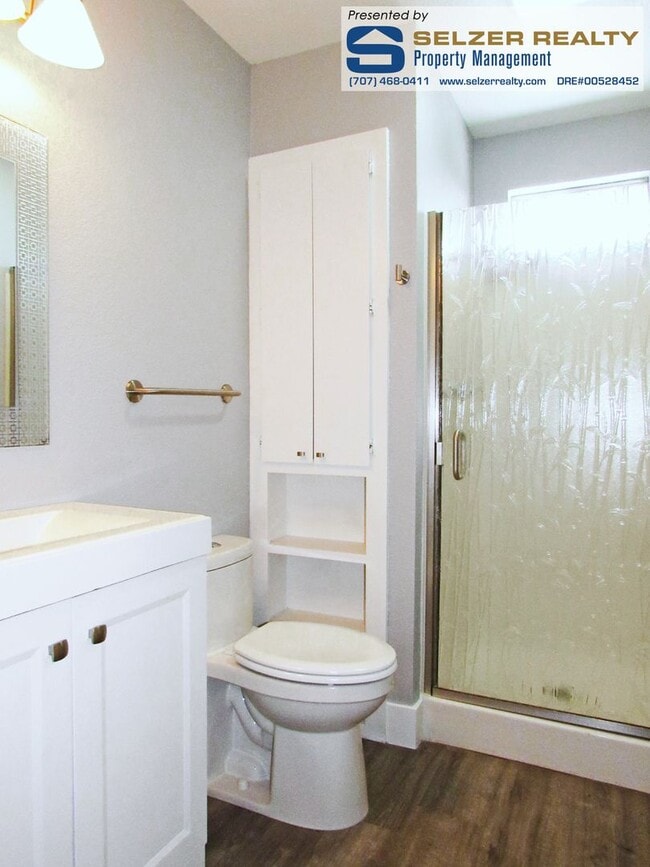 Building Photo - Fully equipped 2 bd. townhome in a super convenient central location!
