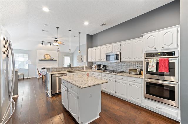 Building Photo - 2224 Carriage Hill