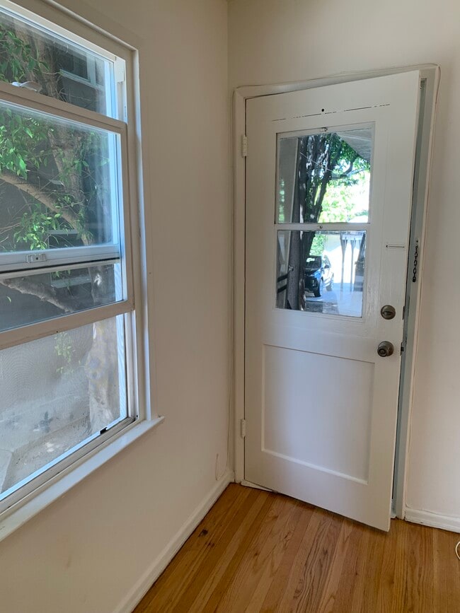 Building Photo - 408 N Doheny Dr