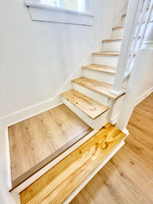 Building Photo - ***RENT READY~4 Bed RENOVATED 2 story house/w/ downstairs bedroom/Granite countertops