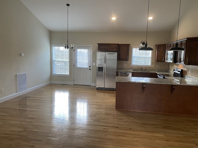 Building Photo - Contemporary 3BD 2 BA Home