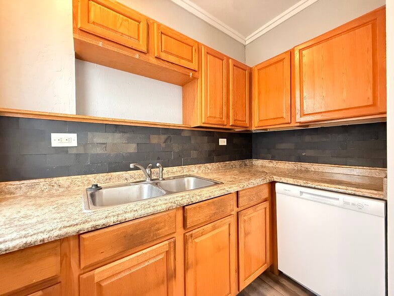 Building Photo - 838 E 4th Ave