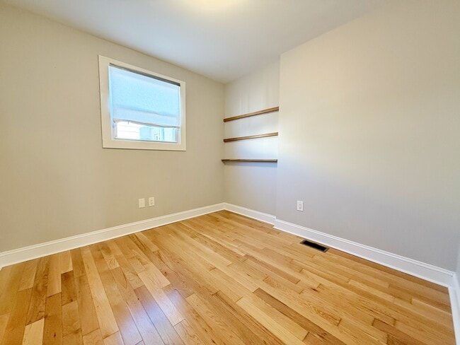 Building Photo - 2535 S Sartain St