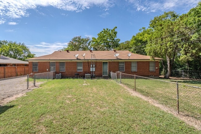 Building Photo - Cozy Forest Hills Retreat in East Dallas