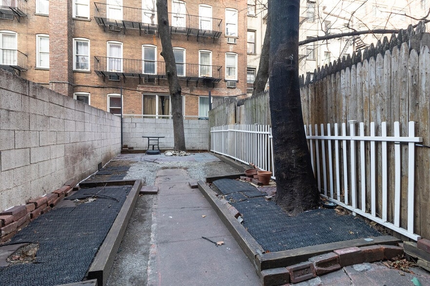 Building Photo - 250 E 82nd St