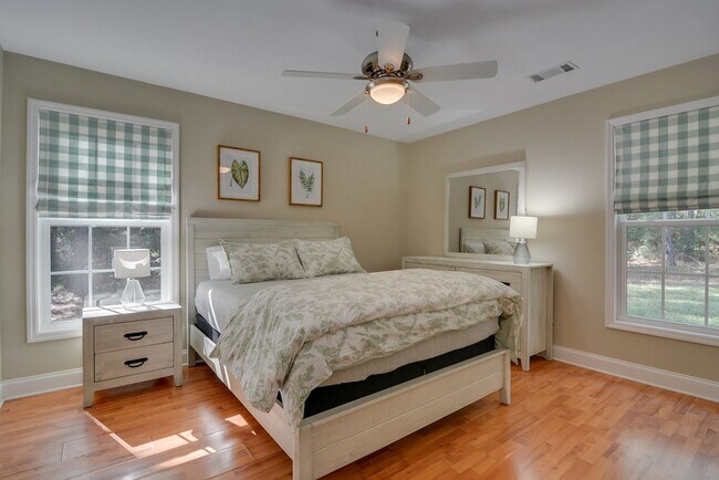 Building Photo - 261 4 Oaks Rd