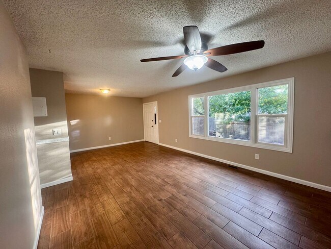 Building Photo - 612 E Las Animas St