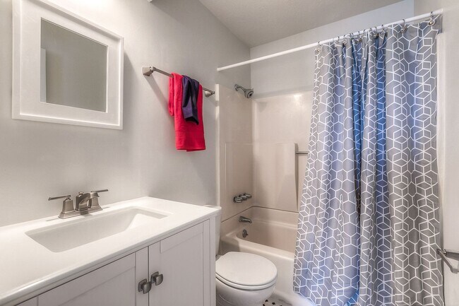Building Photo - Updated 3 Bedroom 3 Bath Townhome