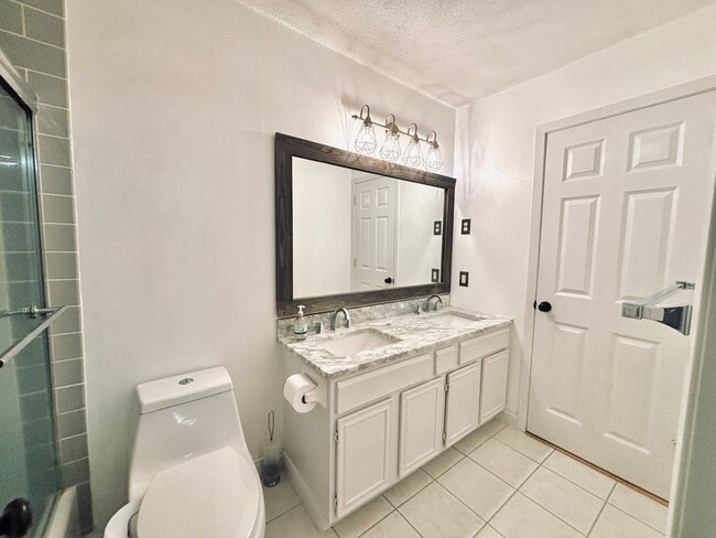 Building Photo - Hidden Gem!  4bed 2bath Single Family Home in Maple Grove, Featuring a Fenced in Back Yard