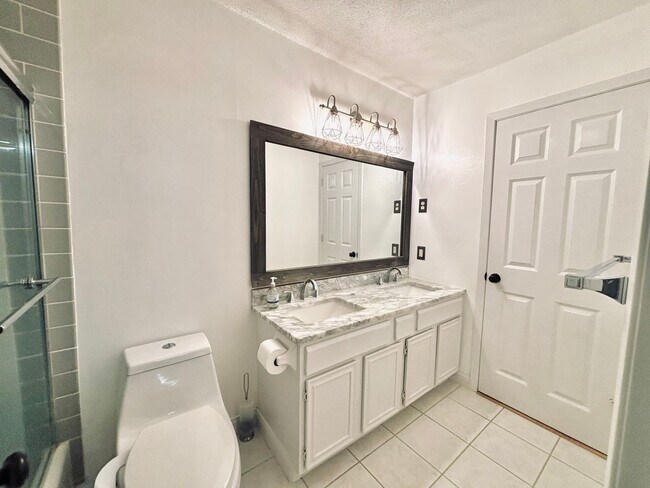 Building Photo - Hidden Gem!  4bed 2bath Single Family Home...