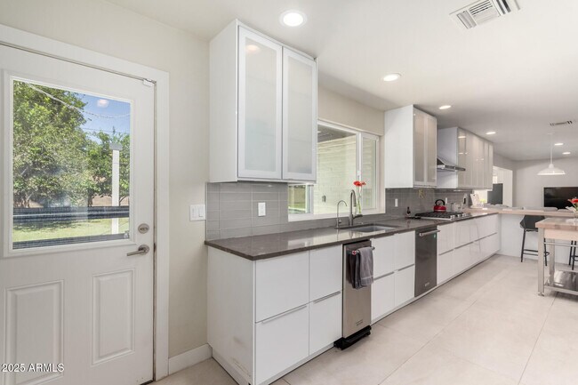 Building Photo - 1416 W Orchid Ln