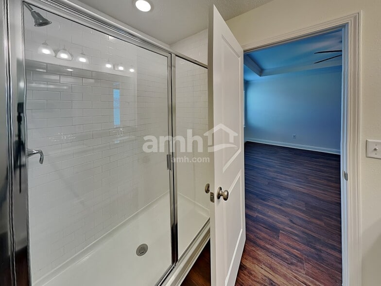 Building Photo - 216 Banyan Frst Dr