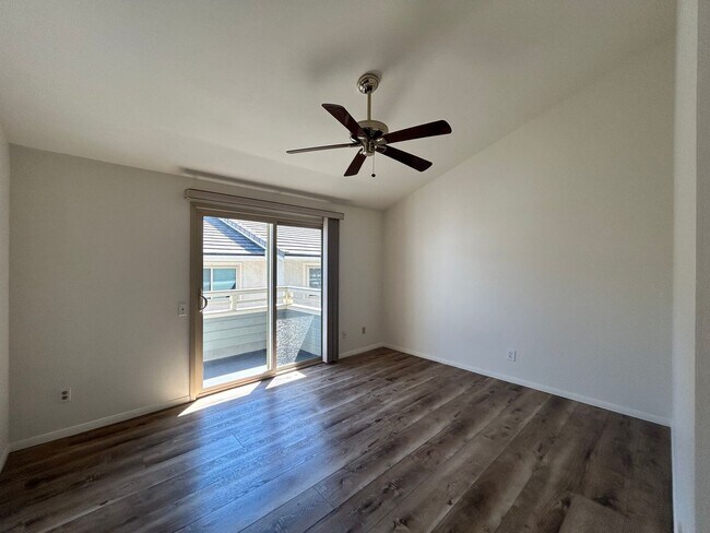 Building Photo - Beautiful 2BD/2.5 BA W/ Attached Garage, AC, and In-Unit Laundry in Pacific Beach!