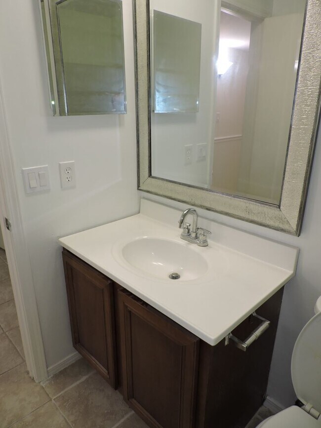 Building Photo - Easy access to interstate, shopping & down...