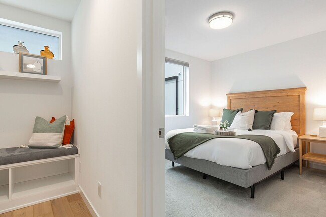 Building Photo - 628 10th Ave E