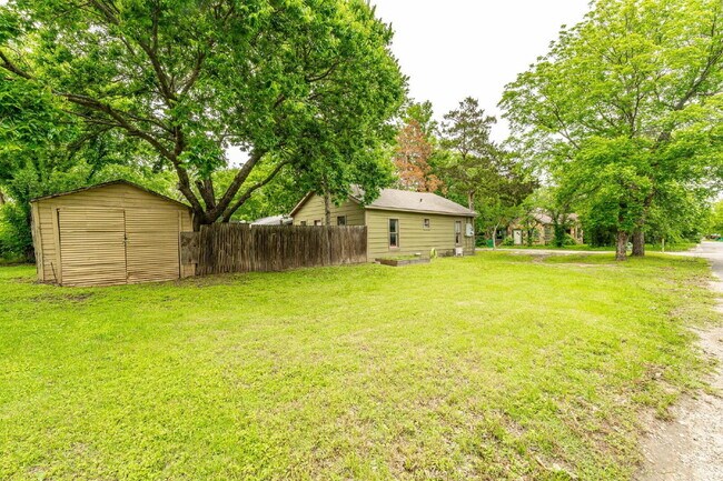 Building Photo - Cozy 2 bedroom on corner lot with privacy ...
