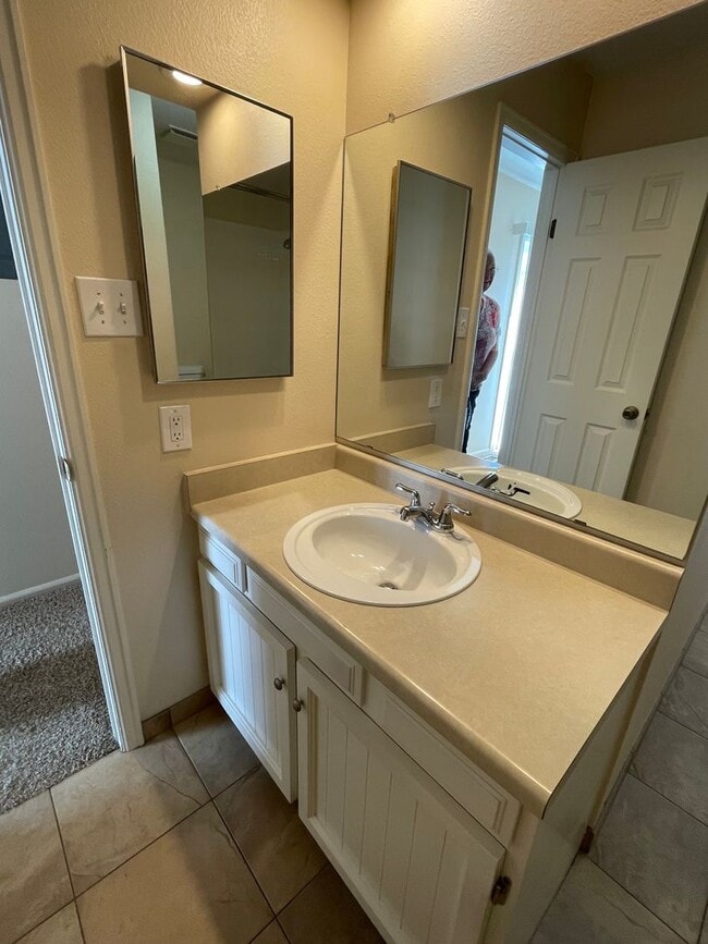 Building Photo - 2 Bedroom 1 Bath Condo Available April