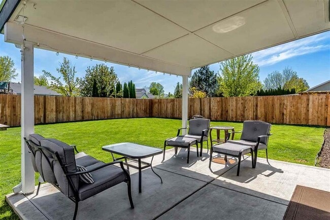 Building Photo - Cute Kuna home in the Farmhouse subdivision