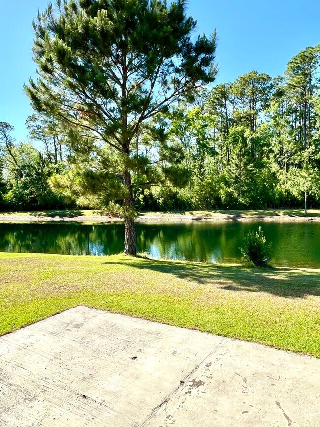 Building Photo - 3-Bedroom, 2-Bath Home with Pool Access an...