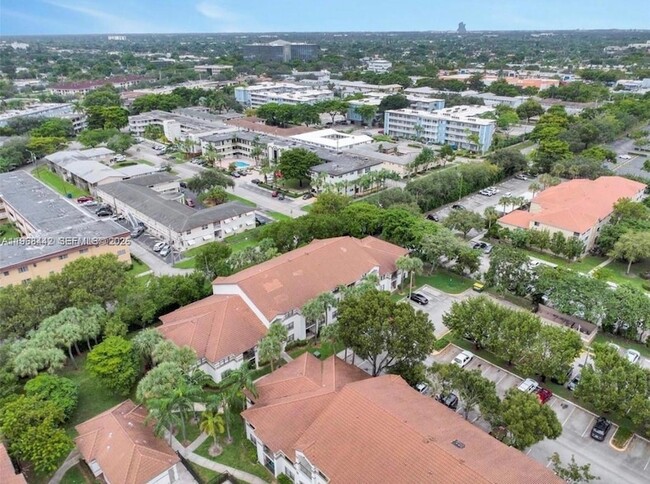 Building Photo - 570 S Park Rd