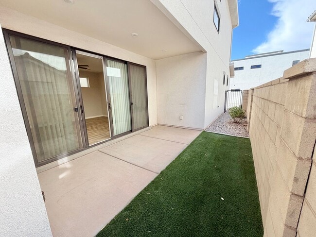 Building Photo - Beautiful 3 Bedroom Home In Desert Color!