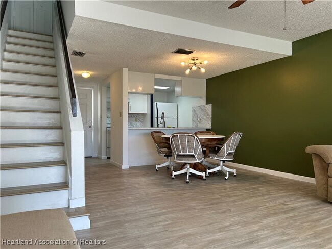 Building Photo - 2016 Lakeview Dr