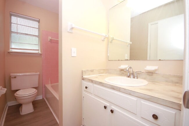 Building Photo - Updated 3BR/2BA Home with New Flooring & F...