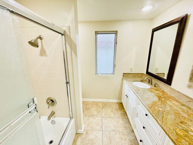 Building Photo - Beautiful 4 Bed 3 Bath + Huge Bonus Room A...