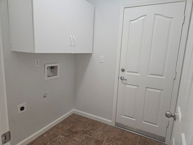 Building Photo - GORGEOUS 2009 Home - Just $2,250/month, 3/...
