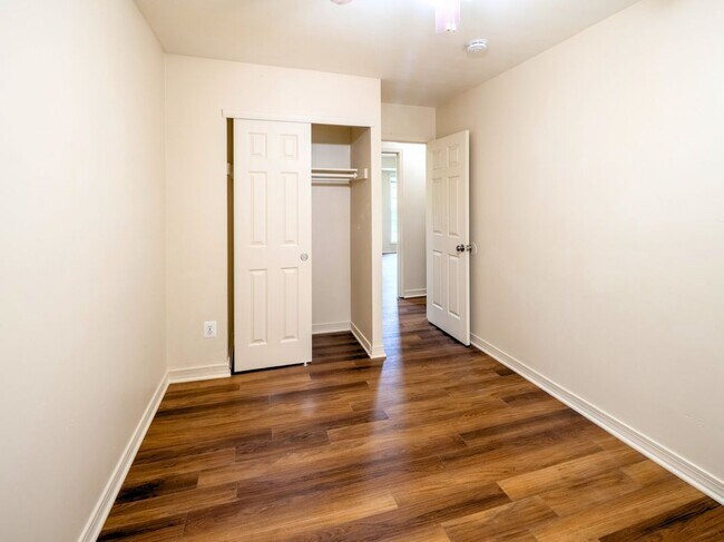 Building Photo - 10 Oak Dr