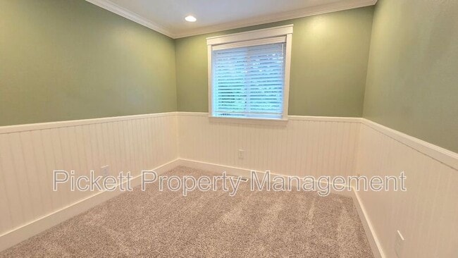 Building Photo - 1331 NE Gilmax Ln