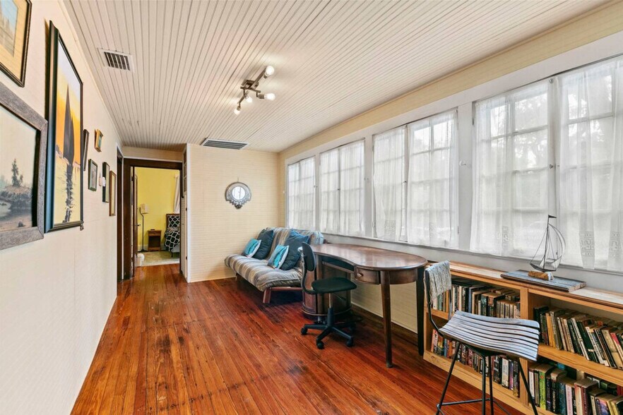 Building Photo - 204 NE 3rd Ave