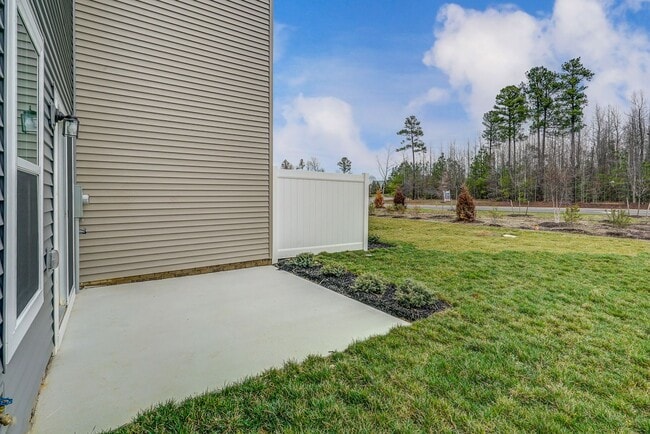 Building Photo - Wonderful townhome