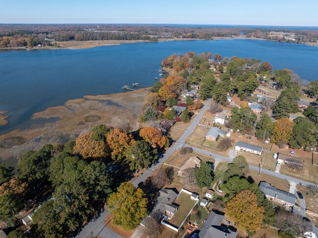 Building Photo - Gorgeous Waterfront Home!