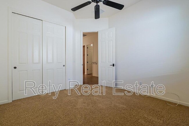 Building Photo - 734 W Juniper Ln