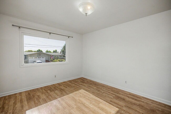 Building Photo - Rare 3 Bed, 2 Bath Home in Upper Seaside Cul-de-Sac with Spacious Yard