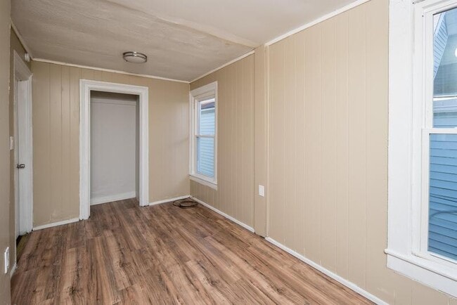 Building Photo - 428 7th Ave