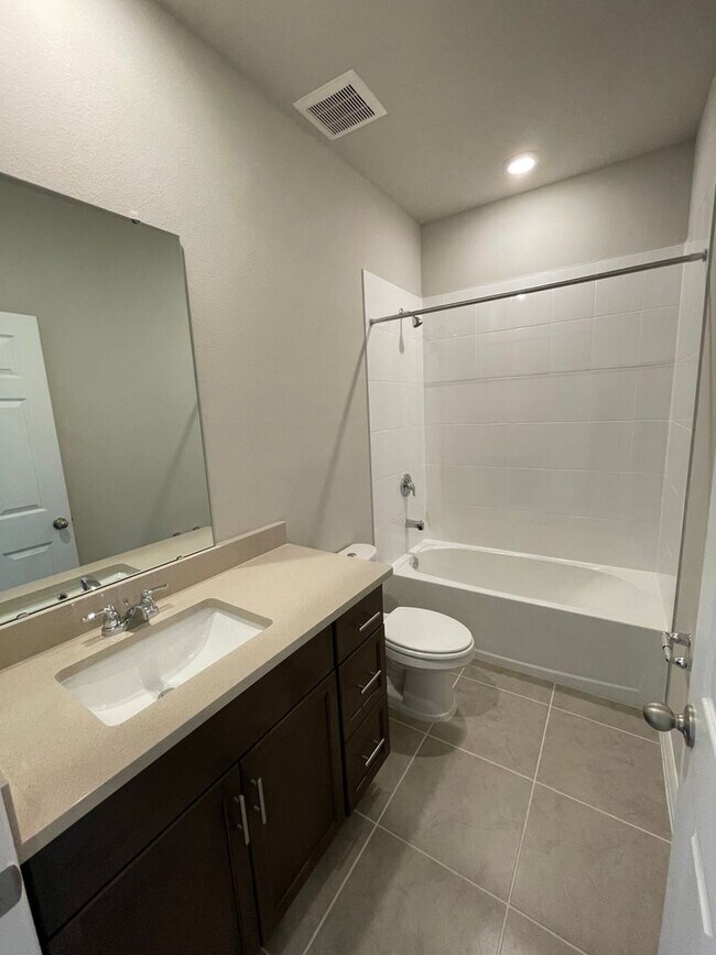 Building Photo - Spacious 3 Bedroom, 2.5 Bath Townhome in L...