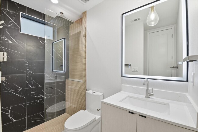 Building Photo - 529 Memorial Heights Dr