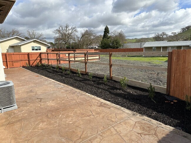 Building Photo - Gorgeous 3 Bedroom, 2 Bath Home in Rural Danville Setting