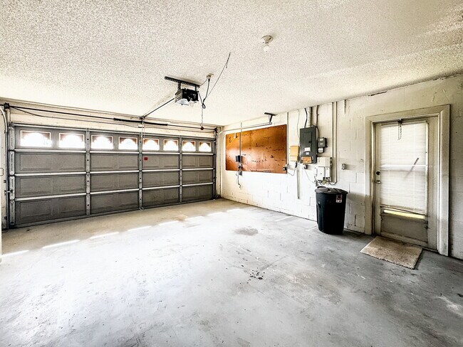 Building Photo - "Charming 2-Bedroom Oasis with 2 Full Bath...