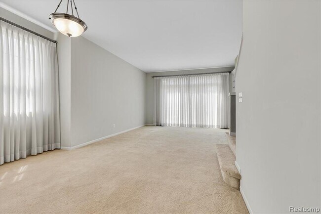Building Photo - 1048 Lakepointe St