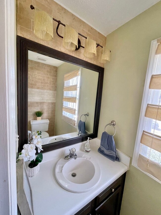 Building Photo - 3 Bedroom 2.5 Bathroom Home w/ 1 car garag...